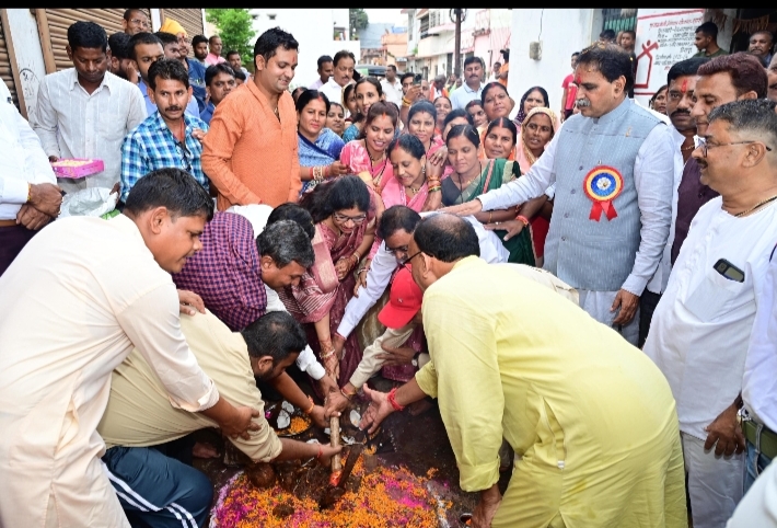 *रायपुर पश्चिम में पटरी पर लौट सुशासन, मूणत की अगुवाई में विकास कार्यों को मिली गति*  *विधायक राजेश मूणत ने 2 वार्डो में 2 करोड़ 10 लाख के निर्माण कार्यों को दी स्वीकृति*  *मूणत ने पूर्व में भी किए हैं करोड़ो के निर्माण कार्य स्वीकृत*