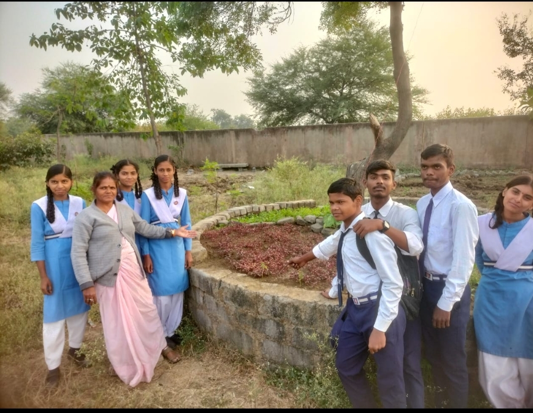 *शिक्षिका गंगा शरण पासी स्कूली बच्चों के साथ मिलकर बनाया किचन गार्डन बच्चों को मिल रही है प्रेरणा ….*