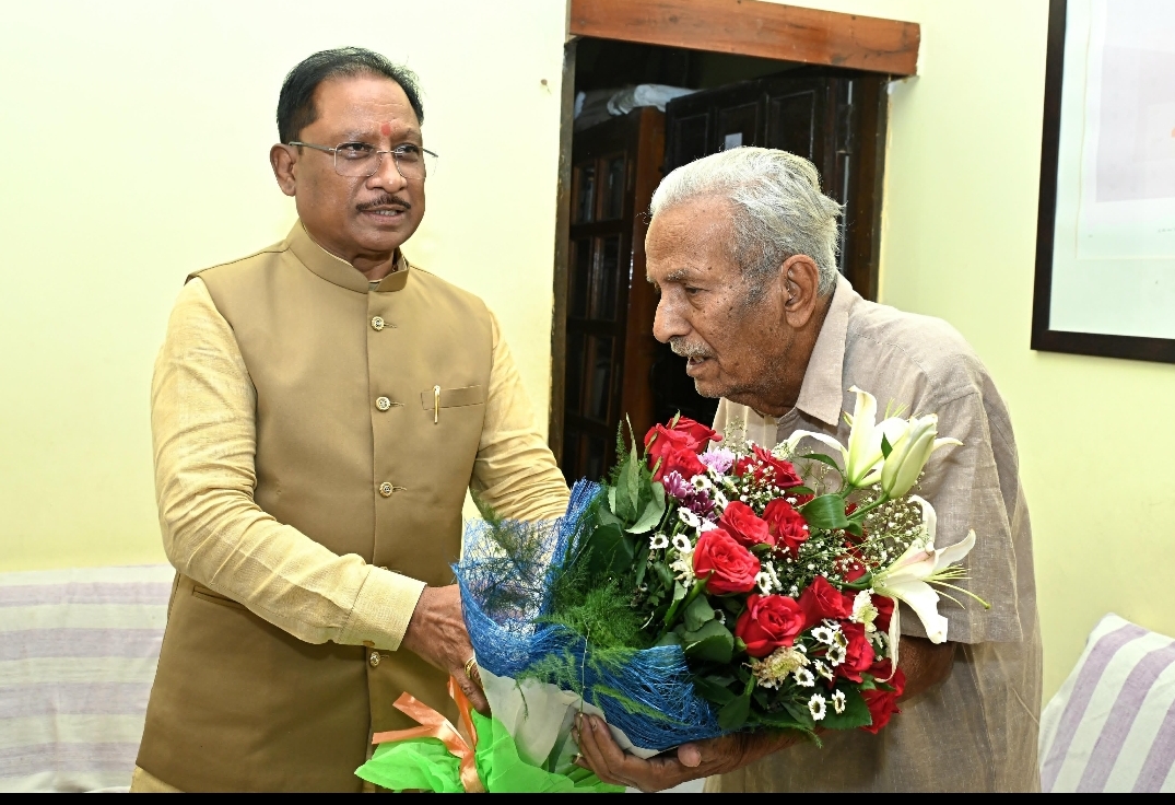 *मुख्यमंत्री श्री विष्णुदेव साय ने साहित्यकार श्री विनोद कुमार शुक्ल के निवास पहुंचकर की उनसे मुलाकात*  *ज्ञानपीठ सम्मान की घोषणा पर मुख्यमंत्री श्री साय ने सभी प्रदेशवासियों की तरफ से श्री शुक्ल को दी बधाई*  *श्री विनोद कुमार शुक्ल ने बढ़ाया छत्तीसगढ़ का मान- मुख्यमंत्री श्री साय*  *मुख्यमंत्री से श्री शुक्ल ने अपने बचपन के नांदगांव की स्मृतियां की साझा*