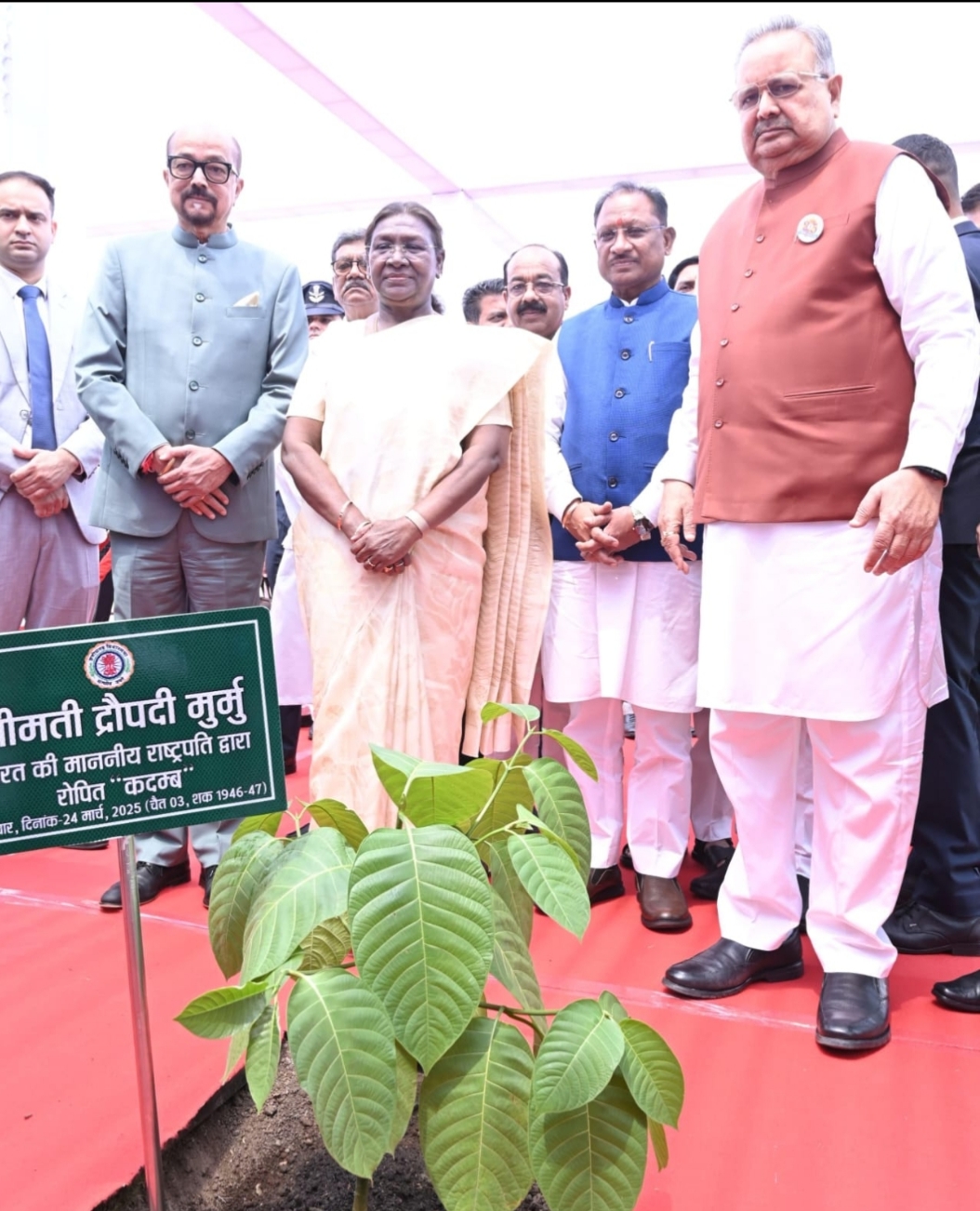 *राष्ट्रपति श्रीमती द्रौपदी मुर्मु ने विधानसभा परिसर में किया कदम्ब का पौधरोपण*