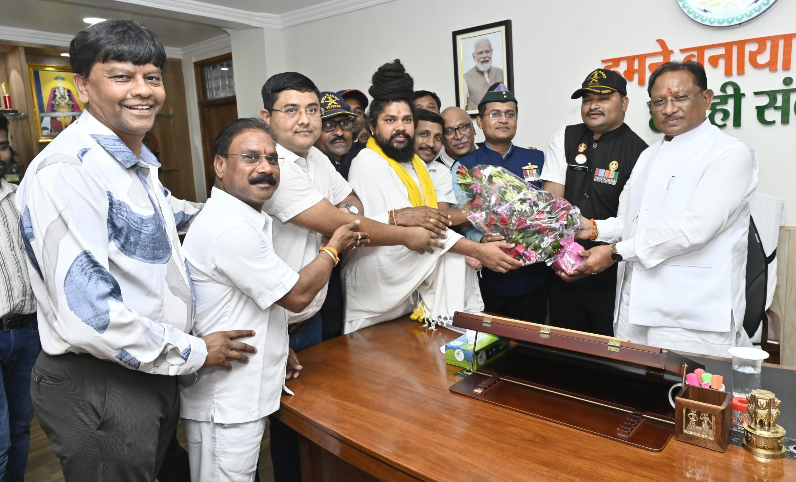 आयुर्वेदाचार्य गुरुदेव बीरेंद्र देशमुख ने रिटायर्ड सैनिकों के साथ की मुख्यमंत्री विष्णु देव से सौजन्य मुलाकात