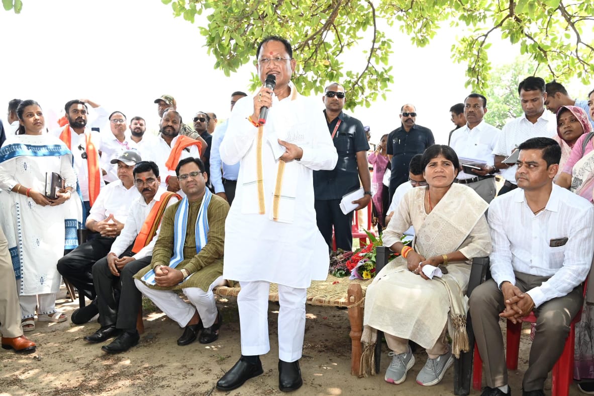 महुआ पेड़ की छांव में सुशासन की चौपाल: चुकतीपानी में मुख्यमंत्री का अचानक दौरा, बैगा समुदाय ने जताया आत्मीय स्वागत