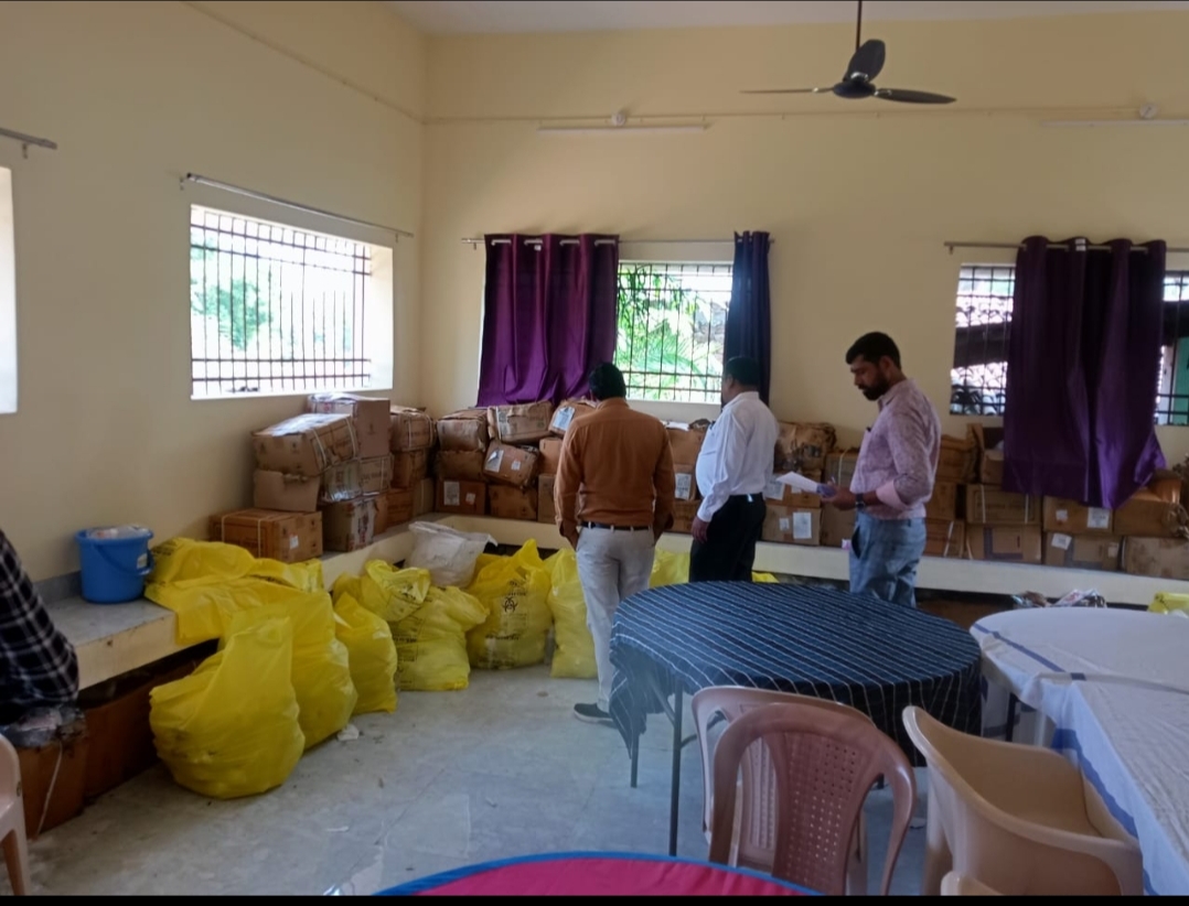 *उरमाल पीएचसी में खुले में रखी गई लाखों की दवाइयां, कलेक्टर ने लिया संज्ञान, एसडीएम की अध्यक्षता में जांच शुरू*