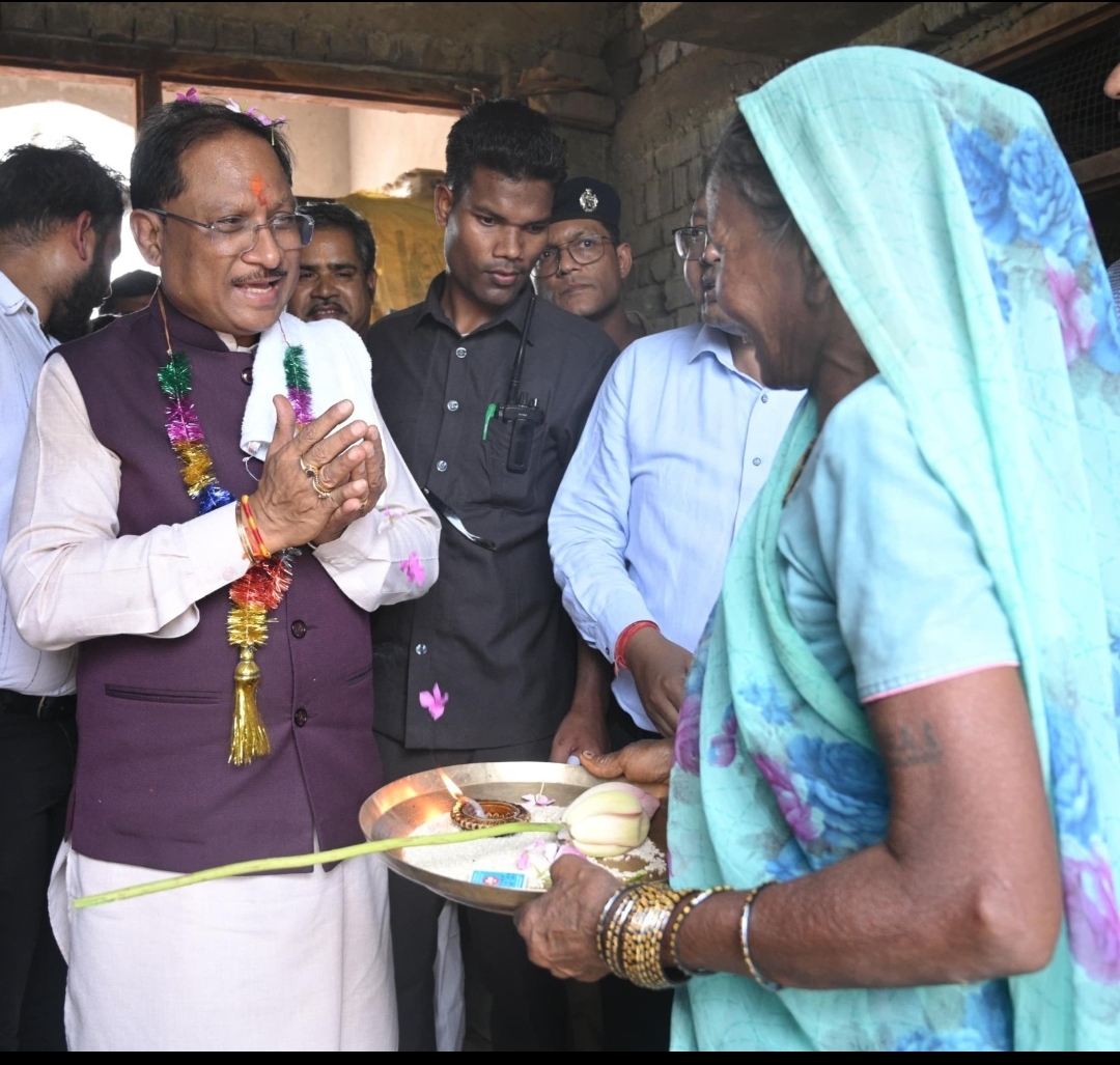 *सुशासन तिहार 2025 के अंतर्गत मुख्यमंत्री श्री विष्णुदेव साय का आकस्मिक दौरा*  *मुख्यमंत्री श्री विष्णुदेव साय ने सक्ती जिले के करिगांव में अचानक पहुँचकर ग्रामवासियों को किया आश्चर्यचकित*  *मुख्यमंत्री का हेलीकॉप्टर लिमगांव की बजाय सीधे करिगांव के समीप बन्दोरा गांव में उतरा*  *अचानक मुख्यमंत्री को अपने बीच पाकर खिले ग्रामीणों के चेहरे, हल्दी चावल का तिलक लगाकर महिलाओं ने किया स्वागत*