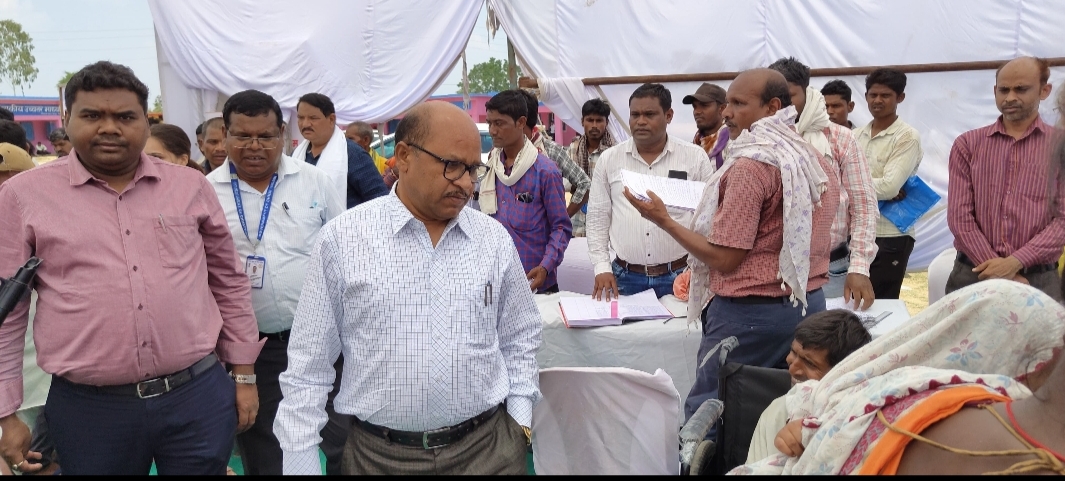 *पीएम आवास योजना कार्याे में अनियमितता बरतने पर 23 ग्राम पंचायत सचिव,तकनीकी सहायक एवं आवास मित्र को कारण बताया नोटिस जारी*   *गरियाबंद कलेक्टर का कड़ा रुख कार्य के प्रति लापरवाही बर्दाश्त नहीं*