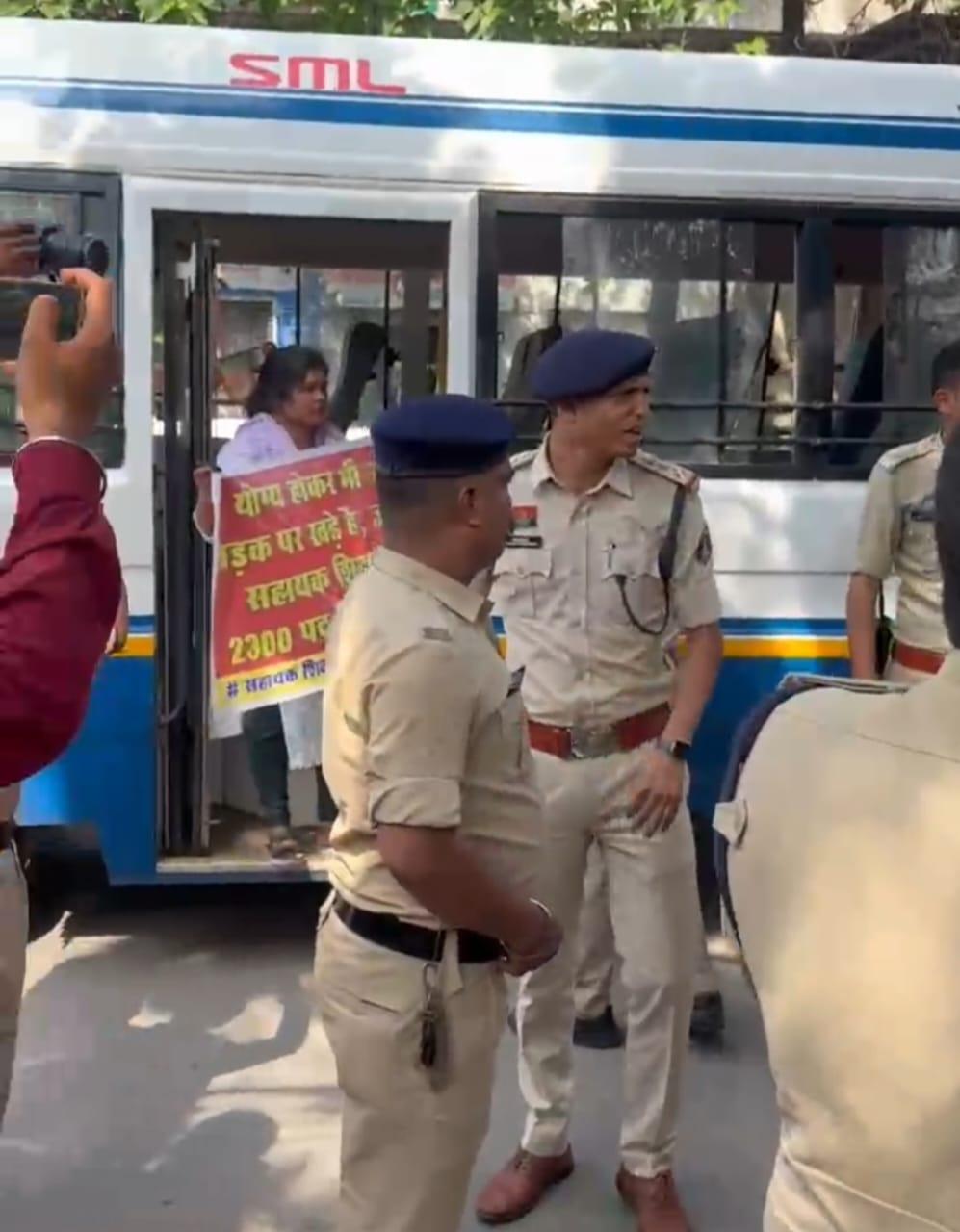 सरकार की वादाखिलाफी और न्यायालय के आदेशों की अनदेखी से नाराज़ D.Ed अभ्यर्थियों का प्रदर्शन तेज़, BJP कार्यशाला के दौरान गूंजे नारे