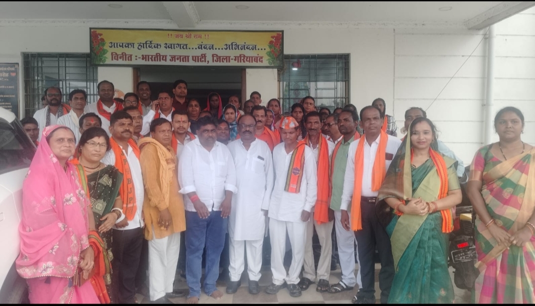 *गरियाबंद जिले में कांग्रेस पार्टी को बड़ा झटका*  *देवभोग मण्डल अध्यक्ष जगमोहन पटेल एवं महामंत्री अनीता उपाध्याय के नेतृत्व में*  *कांग्रेस पार्टी की रीड कहे जाने वाले व चार बार के ब्लॉक कांग्रेस कमेटी अध्यक्ष श्यामलाल सोनी सहित 31 कांग्रेसी बीजेपी में हुए शामिल*